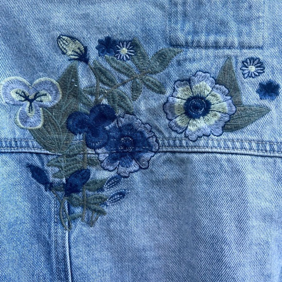 Denim jacket with embroidered flowers on it for detailing from forever 21 - Picture 5 of 5